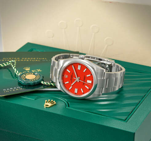 ROLEX. AN ATTRACTIVE STAINLESS STEEL AUTOMATIC WRISTWATCH WITH SWEEP CENTRE SECONDS, BRACELET, CORAL RED DIAL, GUARANTEE AND BOX - Foto 2