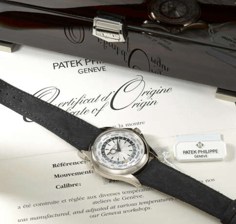 PATEK PHILIPPE. AN ATTRACTIVE 18K WHITE GOLD AUTOMATIC WORLD TIME WRISTWATCH WITH CERTIFICATE OF ORIGIN AND BOX - фото 2