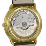 AUDEMARS PIGUET. AN ATTRACTIVE AND UNUSUAL 18K GOLD AUTOMATIC WANDERING HOUR WRISTWATCH - фото 3