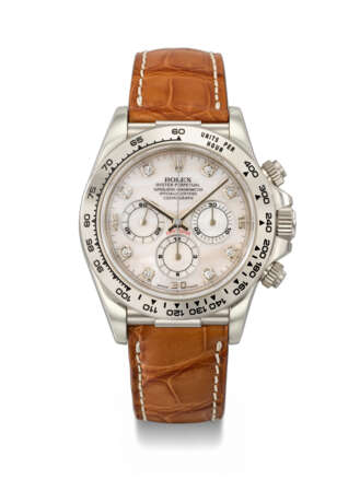 ROLEX. A RARE AND ATTRACTIVE 18K WHITE GOLD AND DIAMOND-SET AUTOMATIC CHRONOGRAPH WRISTWATCH WITH MOTHER-OF-PEARL DIAL - Foto 1