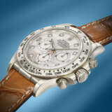 ROLEX. A RARE AND ATTRACTIVE 18K WHITE GOLD AND DIAMOND-SET AUTOMATIC CHRONOGRAPH WRISTWATCH WITH MOTHER-OF-PEARL DIAL - Foto 2