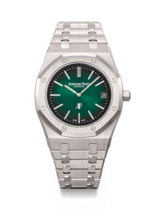 AUDEMARS PIGUET. AN EXCEPTIONALLY RARE AND ATTRACTIVE PLATINUM AUTOMATIC WRISTWATCH WITH GREEN DIAL, DATE, BRACELET, GUARANTEE AND BOX - Foto 1