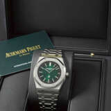 AUDEMARS PIGUET. AN EXCEPTIONALLY RARE AND ATTRACTIVE PLATINUM AUTOMATIC WRISTWATCH WITH GREEN DIAL, DATE, BRACELET, GUARANTEE AND BOX - photo 2
