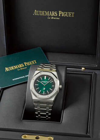 AUDEMARS PIGUET. AN EXCEPTIONALLY RARE AND ATTRACTIVE PLATINUM AUTOMATIC WRISTWATCH WITH GREEN DIAL, DATE, BRACELET, GUARANTEE AND BOX - photo 2