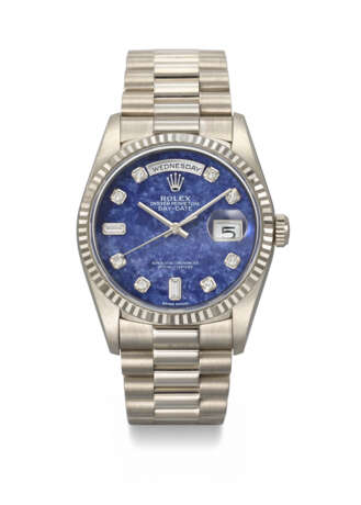 ROLEX. A RARE AND HIGHLY ATTRACTIVE 18K WHITE GOLD AND DIAMOND-SET AUTOMATIC WRISTWATCH WITH SWEEP CENTRE SECONDS, BRACELET AND SODALITE DIAL - Foto 1