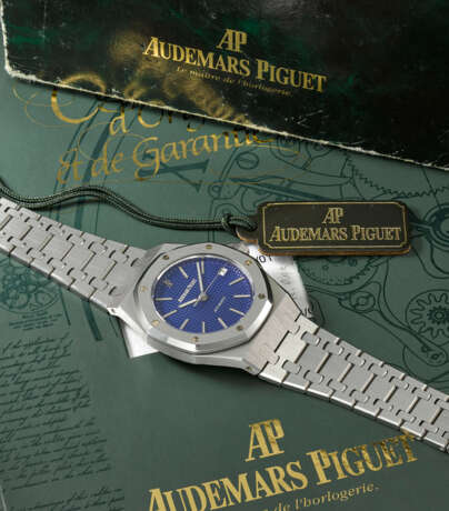 AUDEMARS PIGUET. A HIGHLY ATTRACTIVE AND RARE STAINLESS STEEL AUTOMATIC WRISTWATCH WITH SWEEP CENTRE SECONDS, DATE, `KLEIN` DIAL, CERTIFICATE OF ORIGIN AND BOX - Foto 3