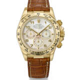 ROLEX. A RARE AND ATTRACTIVE 18K GOLD AUTOMATIC CHRONOGRAPH WRISTWATCH WITH MOTHER-OF-PEARL DIAL, GUARANTEE AND BOX - фото 1