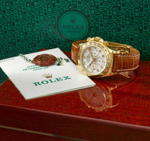 ROLEX. A RARE AND ATTRACTIVE 18K GOLD AUTOMATIC CHRONOGRAPH WRISTWATCH WITH MOTHER-OF-PEARL DIAL, GUARANTEE AND BOX - photo 2
