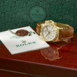 ROLEX. A RARE AND ATTRACTIVE 18K GOLD AUTOMATIC CHRONOGRAPH WRISTWATCH WITH MOTHER-OF-PEARL DIAL, GUARANTEE AND BOX - Foto 2