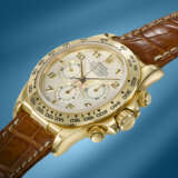 ROLEX. A RARE AND ATTRACTIVE 18K GOLD AUTOMATIC CHRONOGRAPH WRISTWATCH WITH MOTHER-OF-PEARL DIAL, GUARANTEE AND BOX - photo 3