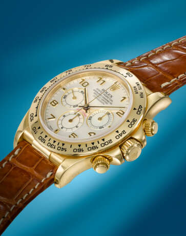 ROLEX. A RARE AND ATTRACTIVE 18K GOLD AUTOMATIC CHRONOGRAPH WRISTWATCH WITH MOTHER-OF-PEARL DIAL, GUARANTEE AND BOX - Foto 3