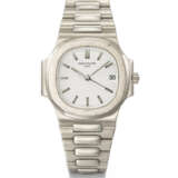 PATEK PHILIPPE. A VERY RARE 18K WHITE GOLD AUTOMATIC WRISTWATCH WITH SWEEP CENTRE SECONDS, DATE AND BRACELET - Foto 1