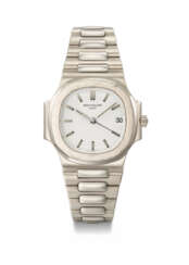 PATEK PHILIPPE. A VERY RARE 18K WHITE GOLD AUTOMATIC WRISTWATCH WITH SWEEP CENTRE SECONDS, DATE AND BRACELET
