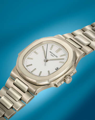 PATEK PHILIPPE. A VERY RARE 18K WHITE GOLD AUTOMATIC WRISTWATCH WITH SWEEP CENTRE SECONDS, DATE AND BRACELET - photo 2