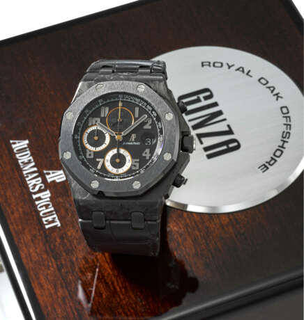 AUDEMARS PIGUET. A VERY RARE AND ATTRACTIVE CARBON AND CERAMIC LIMITED EDITION AUTOMATIC CHRONOGRAPH WRISTWATCH WITH DATE, GUARANTEE AND BOX - фото 2