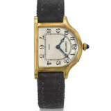 CARTIER. A VERY RARE AND UNUSUAL 18K GOLD LIMITED EDITION BELL-SHAPED WRISTWATCH - Foto 1