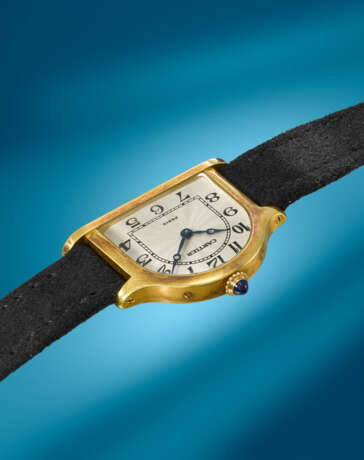 CARTIER. A VERY RARE AND UNUSUAL 18K GOLD LIMITED EDITION BELL-SHAPED WRISTWATCH - Foto 2