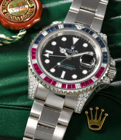 ROLEX. A RARE AND ATTRACTIVE 18K WHITE GOLD, DIAMOND, RUBY AND SAPPHIRE-SET AUTOMATIC DUAL TIME WRISTWATCH WITH SWEEP CENTRE SECONDS, DATE, BRACELET, GUARANTEE AND BOX - photo 3