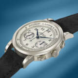 A. LANGE & SOHNE. AN ATTRACTIVE 18K WHITE GOLD FLYBACK CHRONOGRAPH WRISTWATCH - Foto 2