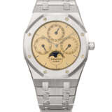 AUDEMARS PIGUET. AN EXTREMELY RARE AND HIGHLY ATTRACTIVE STAINLESS STEEL AUTOMATIC WRISTWATCH WITH PERPETUAL CALENDAR, MOON PHASES, BRACELET AND GUARANTEE - Foto 1