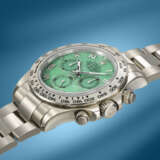 ROLEX. A RARE AND ATTRACTIVE 18K WHITE GOLD AUTOMATIC CHRONOGRAPH WRISTWATCH WITH GREEN CHRYSOPRASE DIAL, BRACELET, GUARANTEE AND BOX - фото 2