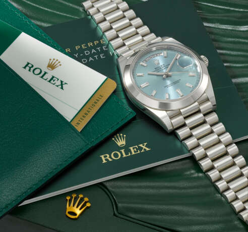 ROLEX. A RARE AND HEAVY PLATINUM AND DIAMOND-SET AUTOMATIC WRISTWATCH WITH SWEEP CENTRE SECONDS, DAY, DATE, BRACELET, GUARANTEE AND BOX - photo 2