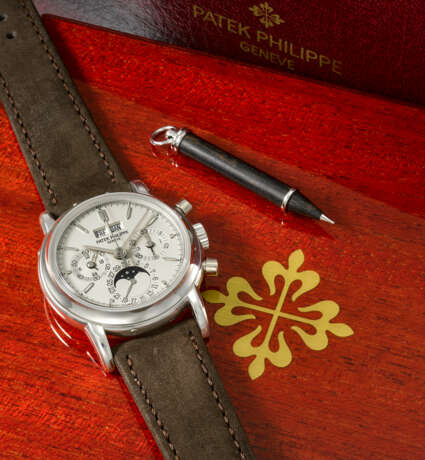 PATEK PHILIPPE. A RARE PLATINUM PERPETUAL CALENDAR CHRONOGRAPH WRISTWATCH WITH MOON PHASES, 24 HOUR INDICATION, LEAP YEAR INDICATION AND BOX - Foto 2