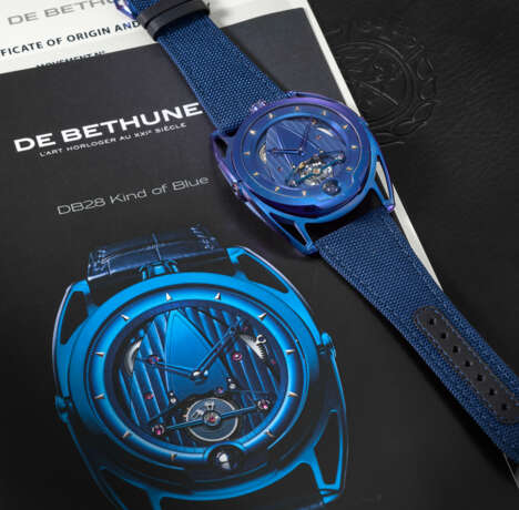 DE BETHUNE. A RARE AND EXTREMELY ATTRACTIVE MIRROR-POLISHED BLUED TITANIUM LIGHTWEIGHT WRISTWATCH WITH ‘FLOATING LUGS’, THREE-DIMENSIONAL SPHERICAL MOON PHASE, POWER RESERVE, CERTIFICATE OF ORIGIN AND BOX - фото 2