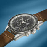 OMEGA. AN EXTREMELY RARE STAINLESS STEEL CHRONOGRAPH WRISWATCH WITH TROPICAL DIAL - Foto 2