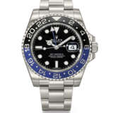 ROLEX. A STAINLESS STEEL AUTOMATIC DUAL TIME WRISTWATCH WITH SWEEP CENTRE SECONDS, DATE, BRACELET, GUARANTEE AND BOX - Foto 1