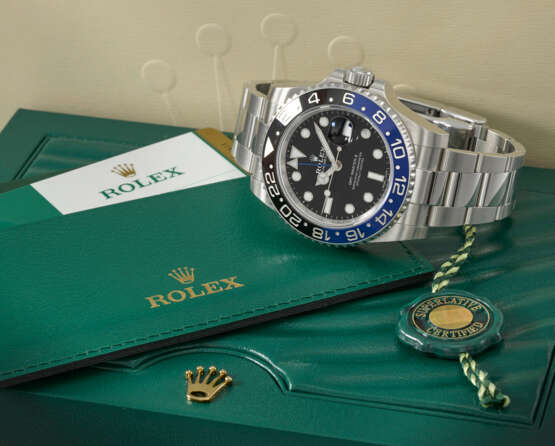 ROLEX. A STAINLESS STEEL AUTOMATIC DUAL TIME WRISTWATCH WITH SWEEP CENTRE SECONDS, DATE, BRACELET, GUARANTEE AND BOX - photo 2