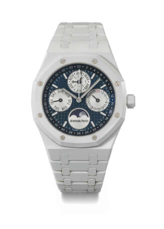 AUDEMARS PIGUET. A RARE AND HIGHLY ATTRACTIVE WHITE CERAMIC AUTOMATIC PERPETUAL CALENDAR WRISTWATCH WITH MOON PHASES, LEAP YEAR INDICTION, BRACELET, GUARANTEE AND BOX - Foto 1
