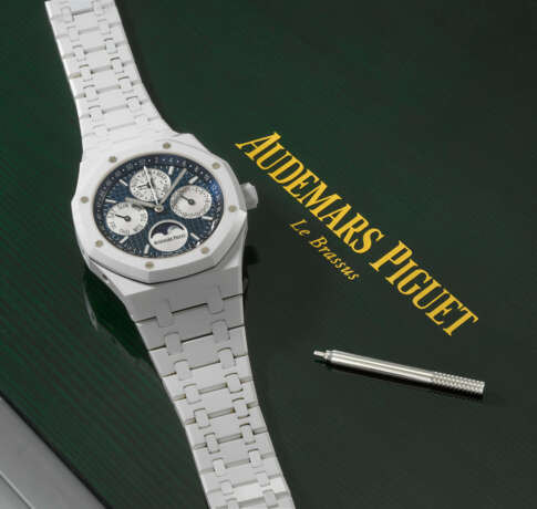 AUDEMARS PIGUET. A RARE AND HIGHLY ATTRACTIVE WHITE CERAMIC AUTOMATIC PERPETUAL CALENDAR WRISTWATCH WITH MOON PHASES, LEAP YEAR INDICTION, BRACELET, GUARANTEE AND BOX - Foto 2