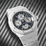 AUDEMARS PIGUET. A RARE AND HIGHLY ATTRACTIVE WHITE CERAMIC AUTOMATIC PERPETUAL CALENDAR WRISTWATCH WITH MOON PHASES, LEAP YEAR INDICTION, BRACELET, GUARANTEE AND BOX - photo 3