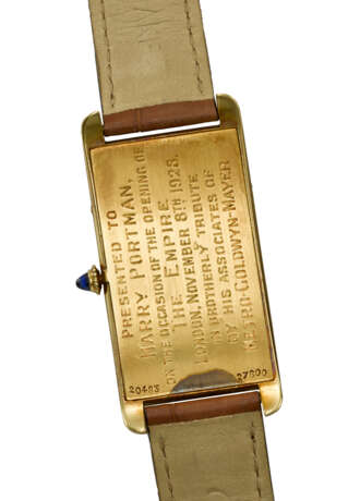 CARTIER. AN HISTORICALLY IMPORTANT LARGE RECTANGULAR CURVED 18K GOLD WRISTWATCH PRESENTED TO HARRY PORTMAN FROM METRO-GOLDWYN-MAYER FOR THE OPENING OF THE EMPIRE THEATRE (LEICESTER SQUARE), LONDON, NOVEMBER 8TH 1928 - Foto 3