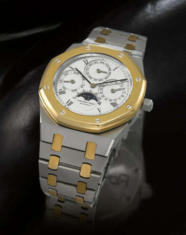 AUDEMARS PIGUET. AN EXTREMELY RARE STAINLESS STEEL AND 18K GOLD AUTOMATIC WRISTWATCH WITH PERPETUAL CALENDAR, MOON PHASES AND BRACELET - Foto 4