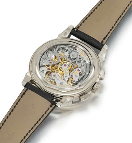 PATEK PHILIPPE. A RARE 18K WHITE GOLD PERPETUAL CALENDAR CHRONOGRAPH WRISTWATCH WITH MOON PHASES, LEAP YEAR, DAY/NIGHT INDICATOR, ADDITIONAL CASE BACK, CERTIFICATE OF ORIGIN AND BOX - Foto 4