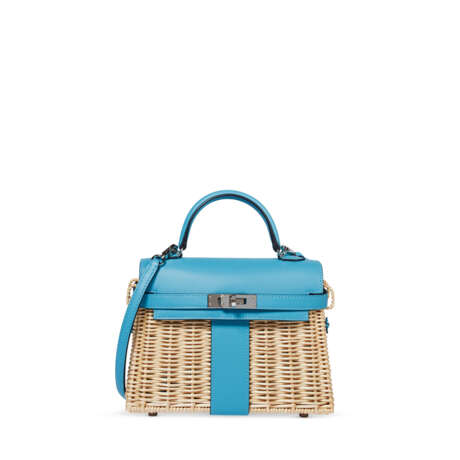 A LIMITED EDITION BLEU DU NORD SWIFT LEATHER & OSIER MINI PICNIC KELLY 20 WITH PALLADIUM HARDWARE
KELLY MINI PICNIC 20 EN CUIR SWIFT BLEU DU NORD, GARNITURE EN M&#201;TAL ARGENT&#201; PALLADI&#201;, EDITION LIMIT&#201;E - Foto 1