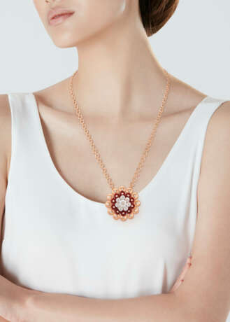 VAN CLEEF & ARPELS CARNELIAN, MOTHER-OF-PEARL AND DIAMOND 'BOUTON D'OR' PENDENT-NECKLACE - фото 2