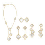 VAN CLEEF & ARPELS GROUP OF MOTHER-OF-PEARL 'MAGIC ALHAMBRA' JEWELRY - Foto 1