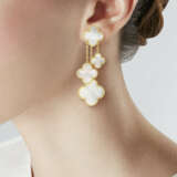 VAN CLEEF & ARPELS GROUP OF MOTHER-OF-PEARL 'MAGIC ALHAMBRA' JEWELRY - Foto 3