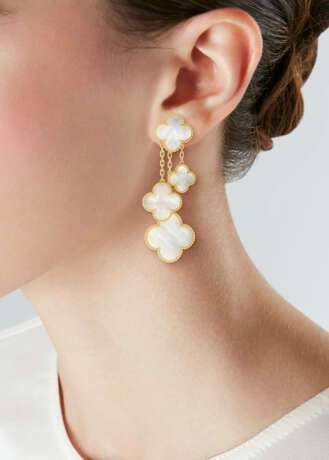 VAN CLEEF & ARPELS GROUP OF MOTHER-OF-PEARL 'MAGIC ALHAMBRA' JEWELRY - фото 3