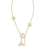 VAN CLEEF & ARPELS GROUP OF MOTHER-OF-PEARL 'MAGIC ALHAMBRA' JEWELRY - Foto 6