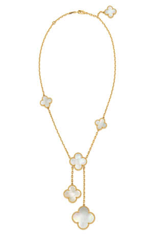 VAN CLEEF & ARPELS GROUP OF MOTHER-OF-PEARL 'MAGIC ALHAMBRA' JEWELRY - Foto 6