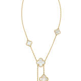 VAN CLEEF & ARPELS GROUP OF MOTHER-OF-PEARL 'MAGIC ALHAMBRA' JEWELRY - Foto 7