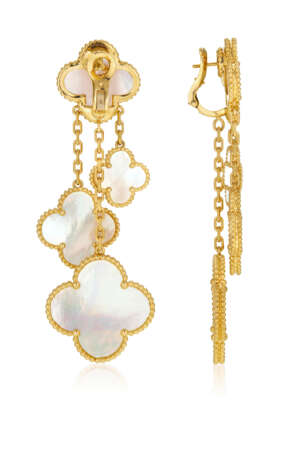 VAN CLEEF & ARPELS GROUP OF MOTHER-OF-PEARL 'MAGIC ALHAMBRA' JEWELRY - Foto 9