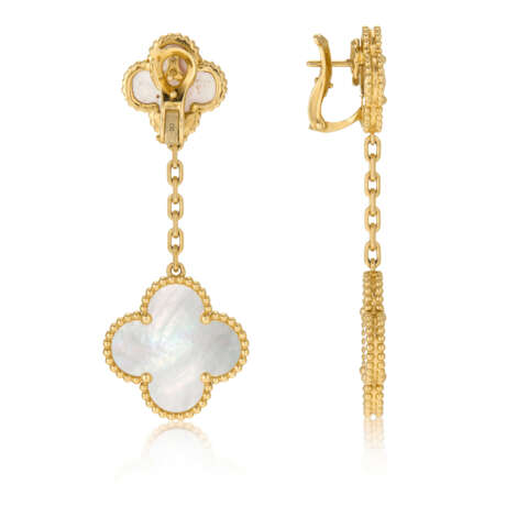 VAN CLEEF & ARPELS GROUP OF MOTHER-OF-PEARL 'MAGIC ALHAMBRA' JEWELRY - фото 11