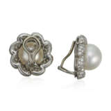 NO RESERVE | OSCAR HEYMAN & BROTHERS CULTURED PEARL AND DIAMOND EARRINGS - Foto 3