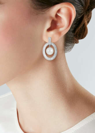 NO RESERVE | CULTURED PEARL AND DIAMOND EARRINGS - Foto 2