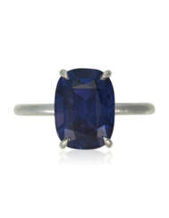 COLOR-CHANGE SAPPHIRE RING